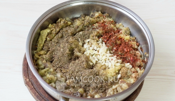 Добавили в сковороду баклажаны и пряности