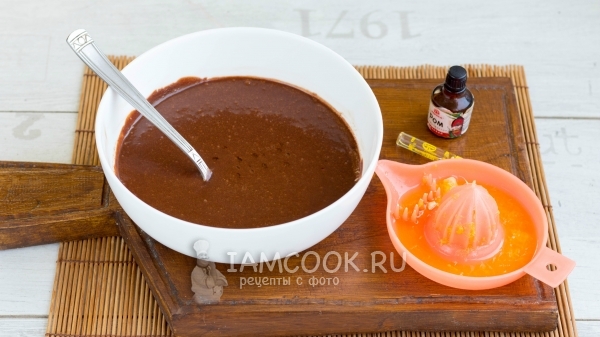 Соединить шоколад, яйца и сок апельсина