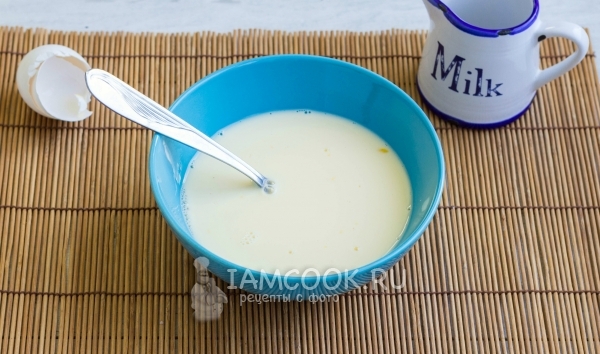Взбить яйцо с молоком