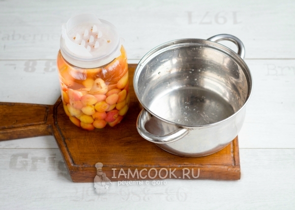 Слить воду с банки