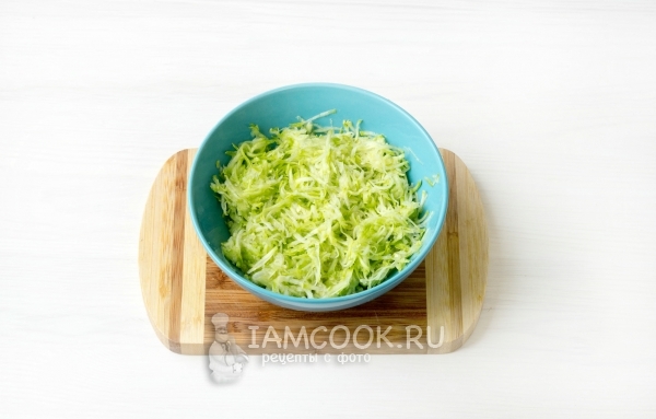 Натереть кабачок