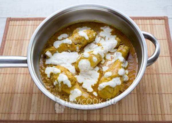 Положить ореховый соус к курице