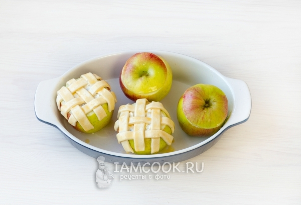 Положить яблоки в форму