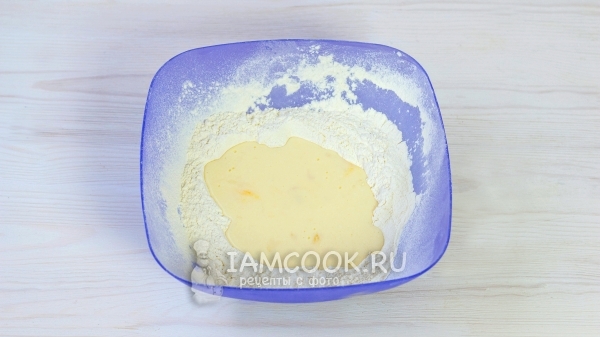 Добавить муку и яйца
