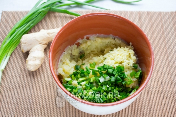 Добавить зелень и корень имбиря