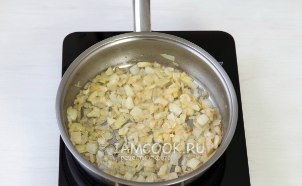 Обжарить лук