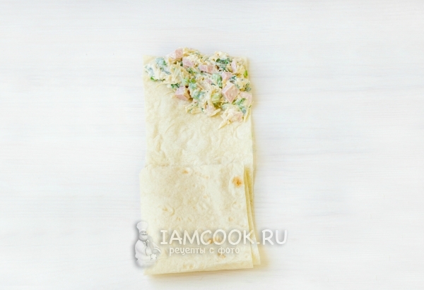 Положить на лаваш начинку