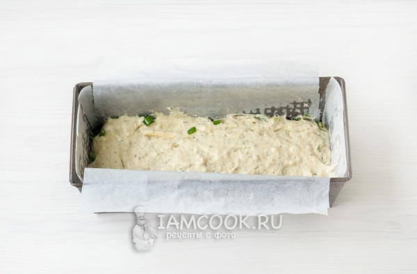 Положить на зелень с сыром тесто