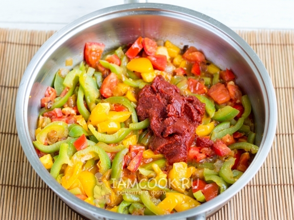 Положить томатную пасту