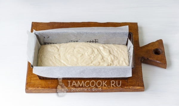 Переложить тесто в форму