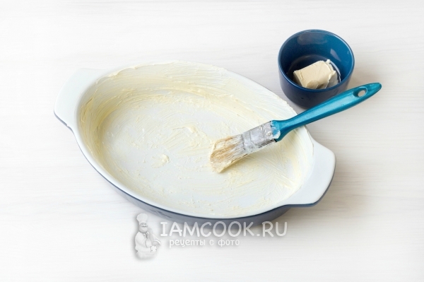 Смазать форму маслом