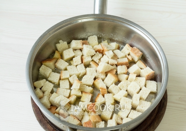 Положить на сковороду кусочки батона