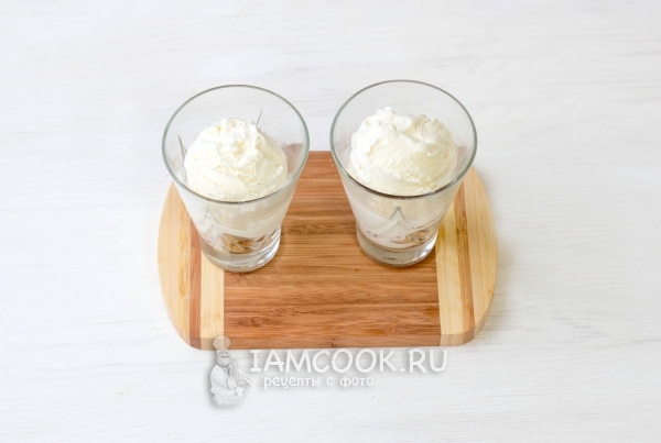 Положить мороженое