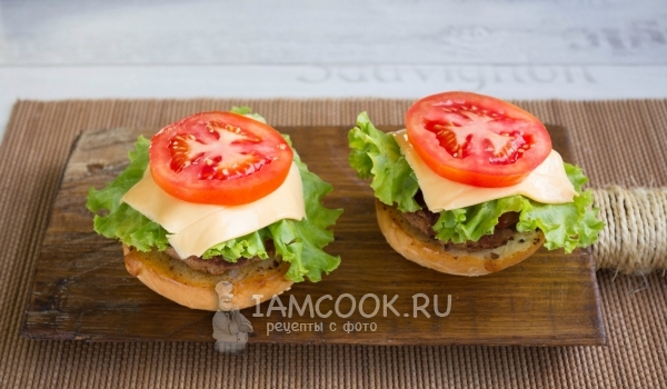 Уложили помидор на сыр