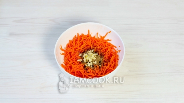 Добавить специи и чеснок