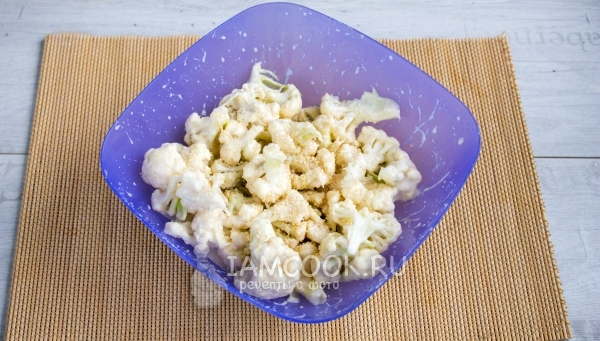 Обвалять капусту в кунжуте с мукой