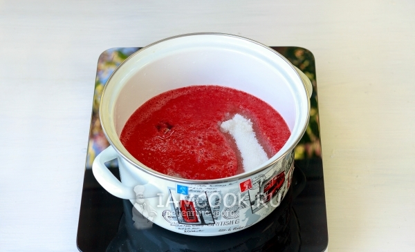 Всыпать соль и сахар