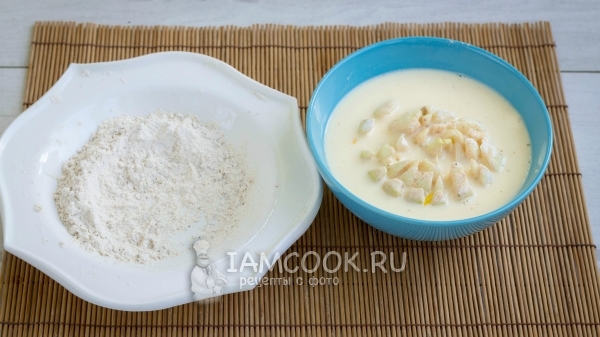 Обмакнуть цветок из лука в кляр