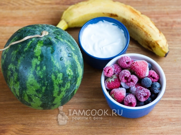 Ингредиенты для йогуртового смузи из арбуза в блендере