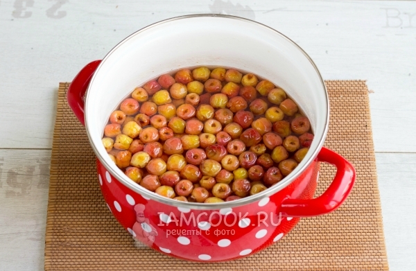 Черешню вскипятить и потом охладить