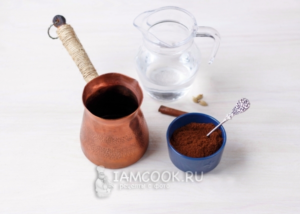 Насыпать кофе в турку