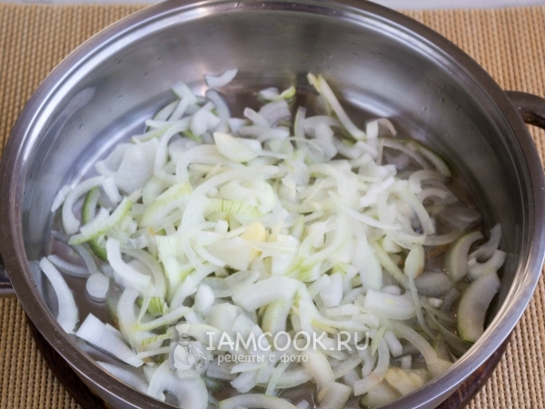 Обжарить лук