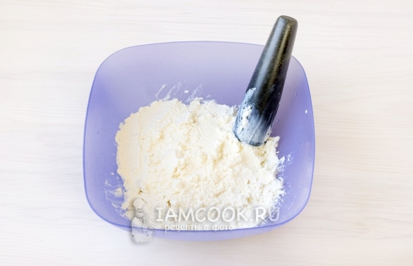 Растереть творог