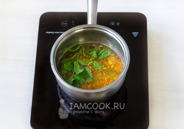 Положить цедру, имбирь и мяту