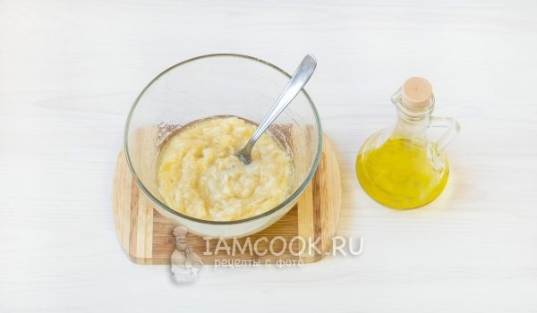 Влить к бананам масло