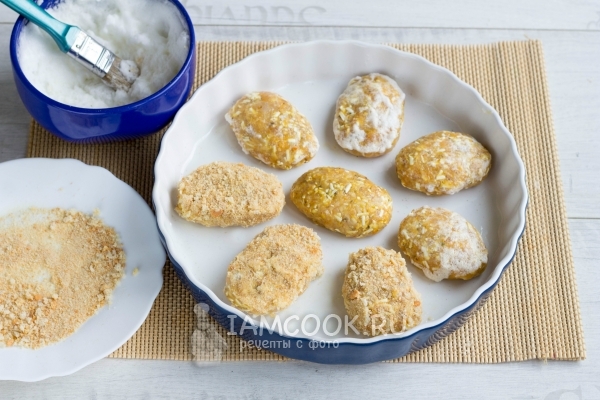 Котлеты смазать белком и обвалять в сухарях