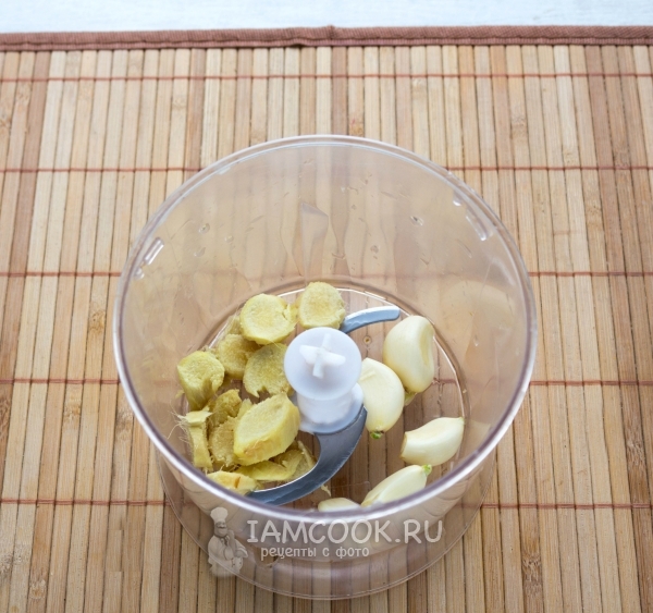 Положить в блендре чеснок и имбирь