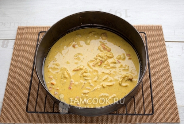 Перелить тесто в форму