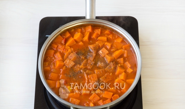 Тыква с овощами тушатся в сковороде