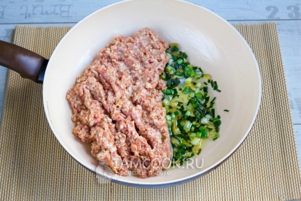 Положить фарш