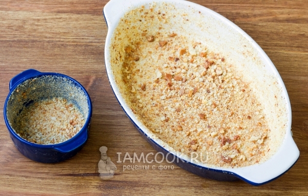 Посыпать форму панировочными сухарями