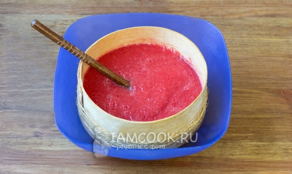 Протереть томатное пюре через сито