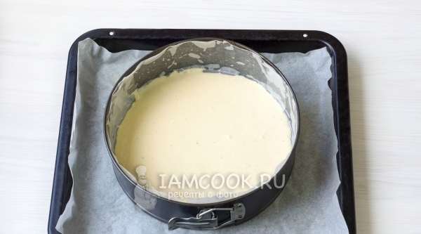 Налить тесто в форму