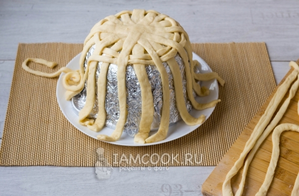 Начать плести корзину из теста