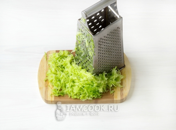 Натереть кабачки