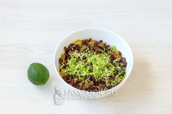 Соединить сухофрукты и цедру