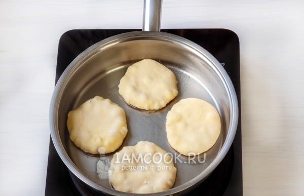 Положить лепешки на сковороду