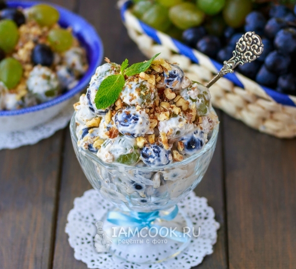 Сливочный салат из винограда с орехами