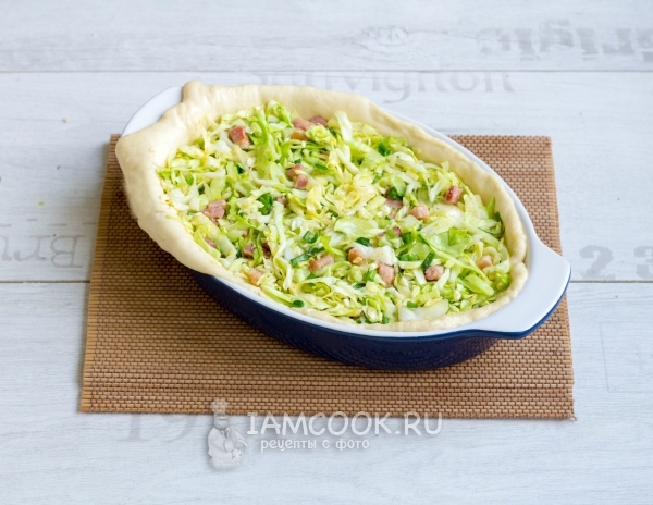 Выложить на тесто начинку