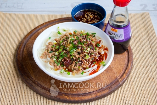 Полить чили-маслом и соевым соусом