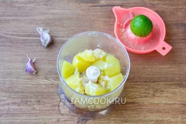 Положить картофель и чеснок в блендер