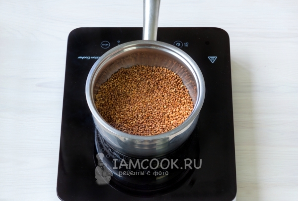 Всыпать в кастрюлю гречку