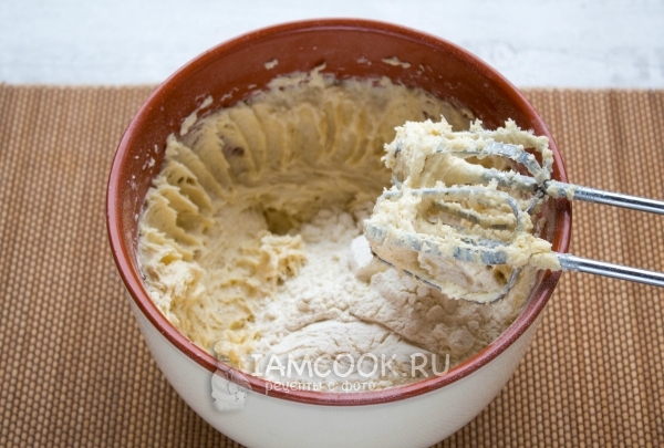 Всыпать мучную смесь и взбить