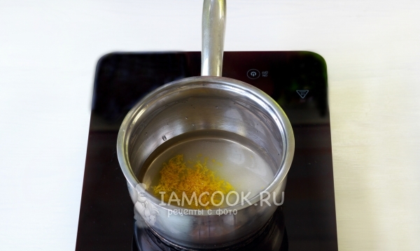 Соединить воду, сахар и цедру лимона