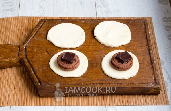 Положить на тесто печенье и шоколад