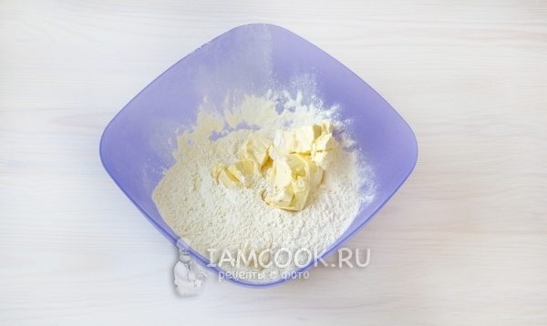 Соединить масло с мукой